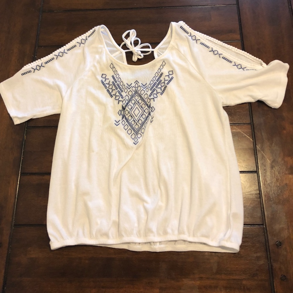 🎈Maurice’s cold shoulder white top